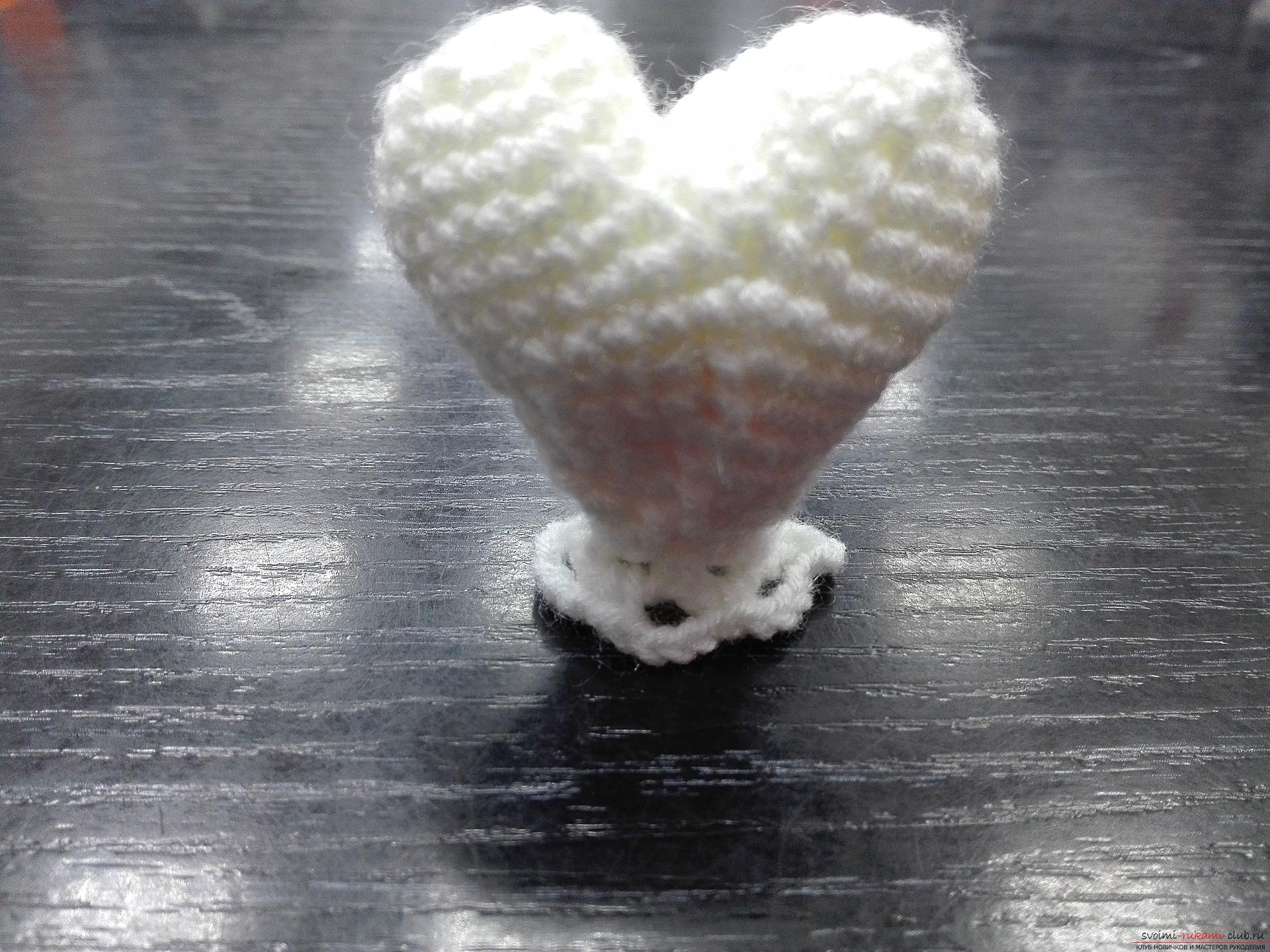 Мастер-класс научит, как сделать своими руками подарки на День святого Валентина - свяжите крючком красивые сердечки.. Фото №9